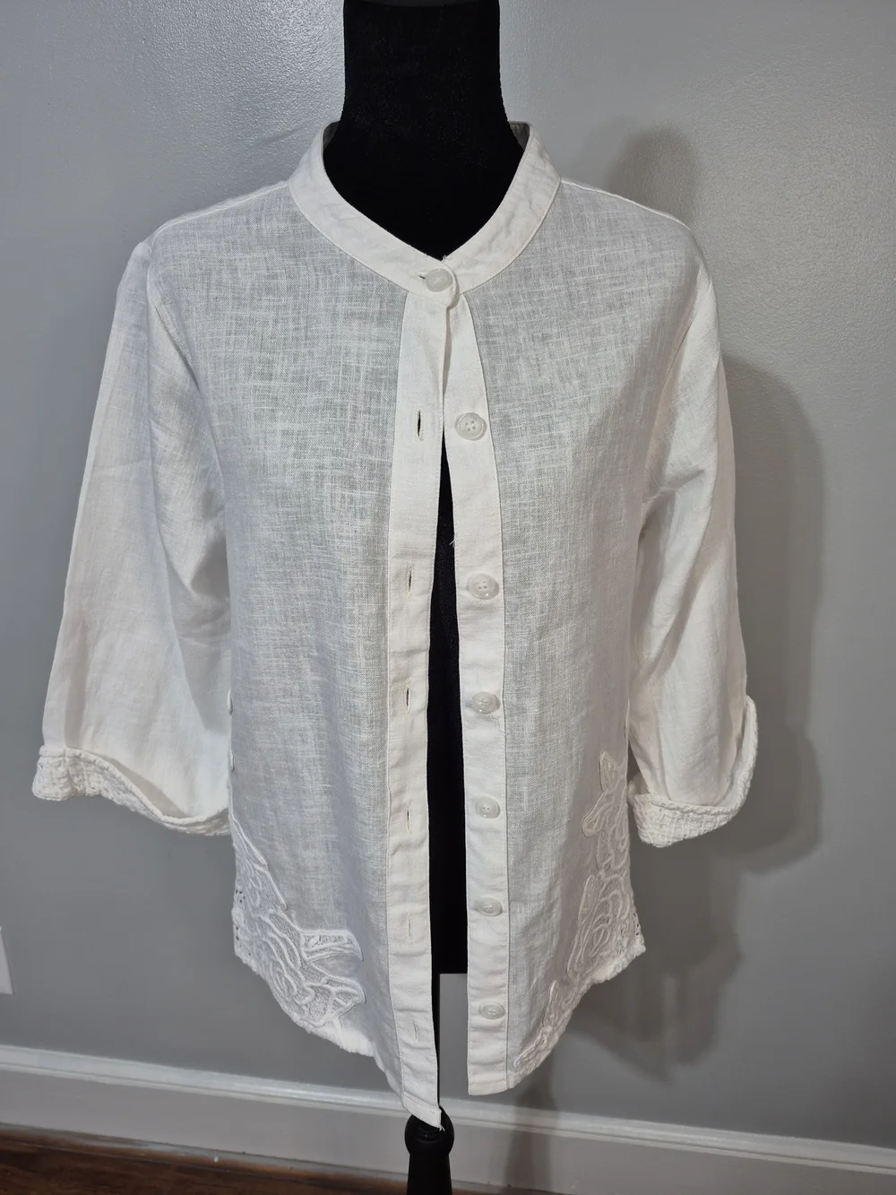 Leo & Nicole Petite Medium White Textured Button Front Top Embroidered Floral - Picture 2 of 8
